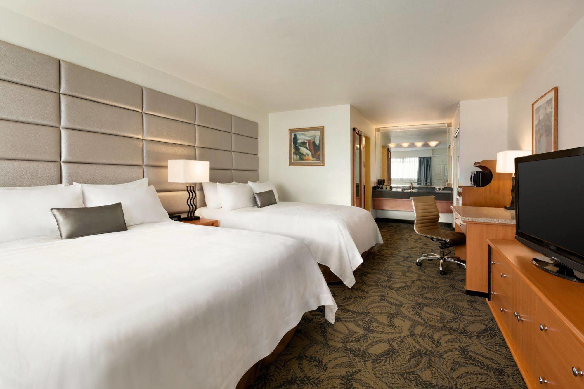 Poco Inn And Suites Hotel And Conference Center Port Coquitlam Exterior foto